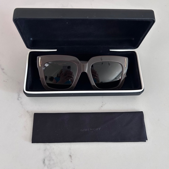 Authentic Givenchy GV Day Woman Sunglasses - Picture 5 of 6